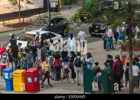 Les parents et les élèves font la queue à l'extérieur de la PS33 à Chelsea, à New York, le premier jour de l'école, le lundi 13 septembre 2021. La ville de New York n'a prescrit aucune option à distance cette année scolaire en instituant des précautions pour empêcher la propagation de COVID-19 dans la salle de classe. (© Richard B. Levine) Banque D'Images