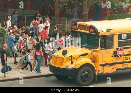 Les parents et les élèves font la queue à l'extérieur de la PS33 à Chelsea, à New York, le premier jour de l'école, le lundi 13 septembre 2021. La ville de New York n'a prescrit aucune option à distance cette année scolaire en instituant des précautions pour empêcher la propagation de COVID-19 dans la salle de classe. (© Richard B. Levine) Banque D'Images