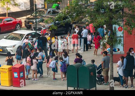 Les parents et les élèves font la queue à l'extérieur de la PS33 à Chelsea, à New York, le premier jour de l'école, le lundi 13 septembre 2021. La ville de New York n'a prescrit aucune option à distance cette année scolaire en instituant des précautions pour empêcher la propagation de COVID-19 dans la salle de classe. (© Richard B. Levine) Banque D'Images