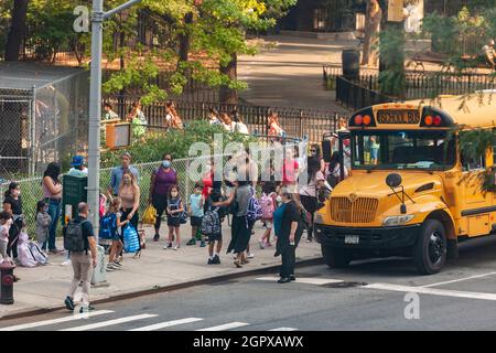 Les parents et les élèves font la queue à l'extérieur de la PS33 à Chelsea, à New York, le premier jour de l'école, le lundi 13 septembre 2021. La ville de New York n'a prescrit aucune option à distance cette année scolaire en instituant des précautions pour empêcher la propagation de COVID-19 dans la salle de classe. (© Richard B. Levine) Banque D'Images