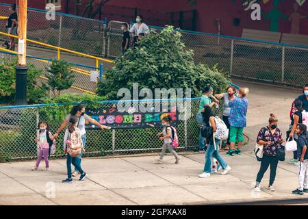 Les parents et les élèves font la queue à l'extérieur de la PS33 à Chelsea, à New York, le premier jour de l'école, le lundi 13 septembre 2021. La ville de New York n'a prescrit aucune option à distance cette année scolaire en instituant des précautions pour empêcher la propagation de COVID-19 dans la salle de classe. (© Richard B. Levine) Banque D'Images