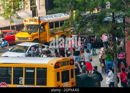 Les parents et les élèves font la queue à l'extérieur de la PS33 à Chelsea, à New York, le premier jour de l'école, le lundi 13 septembre 2021. La ville de New York n'a prescrit aucune option à distance cette année scolaire en instituant des précautions pour empêcher la propagation de COVID-19 dans la salle de classe. (© Richard B. Levine) Banque D'Images