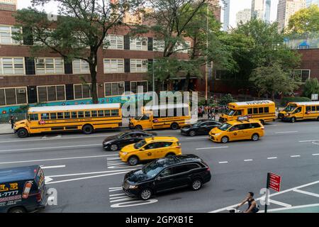 Les parents et les élèves font la queue à l'extérieur de la PS33 à Chelsea, à New York, le premier jour de l'école, le lundi 13 septembre 2021. La ville de New York n'a prescrit aucune option à distance cette année scolaire en instituant des précautions pour empêcher la propagation de COVID-19 dans la salle de classe. (© Richard B. Levine) Banque D'Images