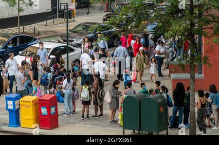 Les parents et les élèves font la queue à l'extérieur de la PS33 à Chelsea, à New York, le premier jour de l'école, le lundi 13 septembre 2021. La ville de New York n'a prescrit aucune option à distance cette année scolaire en instituant des précautions pour empêcher la propagation de COVID-19 dans la salle de classe. (© Richard B. Levine) Banque D'Images