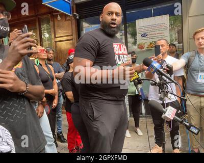 Le co-fondateur et président du Greater New York, Hawk Newsome, a parlé aux médias rassemblés devant le restaurant Carmine’s, dans le quartier Upper West Side de New York, le lundi 20 septembre 2021, de l’incident présumé reproché à des clients noirs et à l’hôtesse du restaurant. (© Frances M. Roberts) Banque D'Images