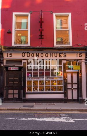 DUBLIN, IRLANDE - 17 mars 2021 : Irlande, Dublin, 15 Merrion Row, O'Donoghue's Pub fermé par temps ensoleillé Banque D'Images