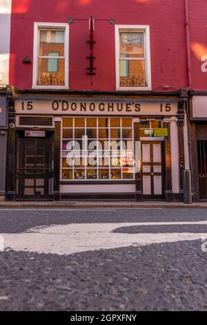 DUBLIN, IRLANDE - 17 mars 2021 : Irlande, Dublin, 15 Merrion Row, O'Donoghue's Pub fermé par temps ensoleillé Banque D'Images