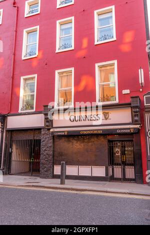 DUBLIN, IRLANDE - 17 mars 2021 : Irlande, Dublin, 15 Merrion Row, O'Donoghue's Pub fermé par temps ensoleillé Banque D'Images
