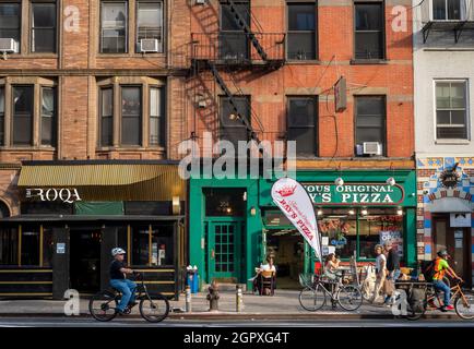 Un assortiment d'entreprises dans le quartier de Chelsea, à New York, le samedi 25 septembre 2021. (© Richard B. Levine) Banque D'Images