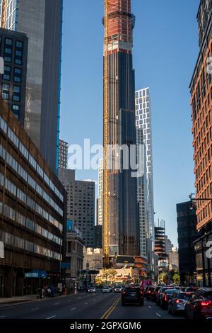 Le développement dans le centre-ville de Brooklyn à New York contraste avec les anciens bâtiments de faible hauteur, vus de Flatbush Avenue le dimanche 26 septembre 2021. En raison du développement accru dans la région, notamment des immeubles d'appartements de luxe, des chaînes de magasins et des détaillants haut de gamme sont en train d'intervenir. (© Richard B. Levine) Banque D'Images