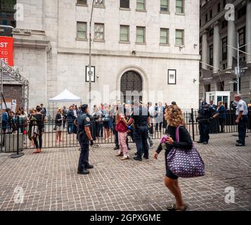 Les officiers de la NYPD s'en trouvent aux mains d'une personne émotionnellement perturbée devant la NYSE le mercredi 22 septembre 2021. (© Richard B. Levine) Banque D'Images