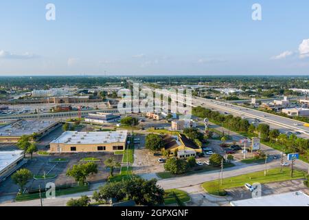 Vue aérienne de dessus typique d'un centre commercial de Houston City Texas avec grand parking près de l'autoroute principale 45 InterChanges Banque D'Images