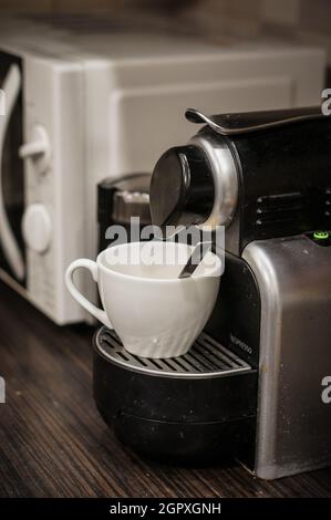 POZNAN, POLOGNE - 13 novembre 2016 : une tasse blanche sur une machine à café Nespresso Banque D'Images