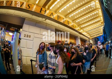 Theaterlovers entre au théâtre Richard Rodgers dans le quartier des théâtres de Times Square à New York le mardi 14 septembre 2021 pour la réouverture de la comédie musicale Hamilton. Des masques et des vaccins étaient nécessaires pour les participants, heureux de faire de nouveau l'expérience du théâtre en direct. (© Richard B. Levine) Banque D'Images