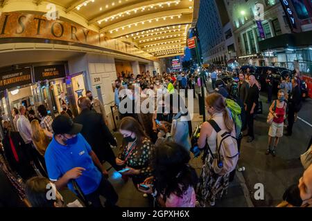 Theaterlovers entre au théâtre Richard Rodgers dans le quartier des théâtres de Times Square à New York le mardi 14 septembre 2021 pour la réouverture de la comédie musicale Hamilton. Des masques et des vaccins étaient nécessaires pour les participants, heureux de faire de nouveau l'expérience du théâtre en direct. (© Richard B. Levine) Banque D'Images