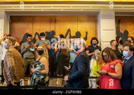 Theaterlovers entre au théâtre Richard Rodgers dans le quartier des théâtres de Times Square à New York le mardi 14 septembre 2021 pour la réouverture de la comédie musicale Hamilton. Des masques et des vaccins étaient nécessaires pour les participants, heureux de faire de nouveau l'expérience du théâtre en direct. (© Richard B. Levine) Banque D'Images