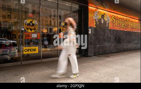 Un magasin éclair Spirit Halloween à Chelsea, à New York, le jeudi 16 septembre 2021 occupe l'espace de l'ancien grand magasin Barneys. (© Richard B. Levine) Banque D'Images