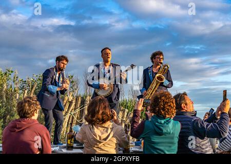 Live Musik auf den Tischen im Restaurant la cale am Strand von Blainville-sur-Mer, Normandie, Frankreich | musique live sur table au restaurant Banque D'Images