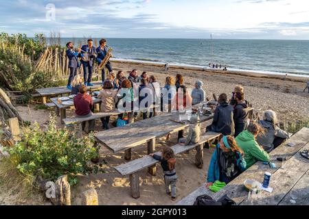 Live Musik auf den Tischen im Restaurant la cale am Strand von Blainville-sur-Mer, Normandie, Frankreich | musique live sur table au restaurant Banque D'Images