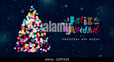 Feliz Navidad salutation avec arbre de Noël fait de lumières de Noël colorées défocused à la nuit de neige et le lettrage drôle Banque D'Images