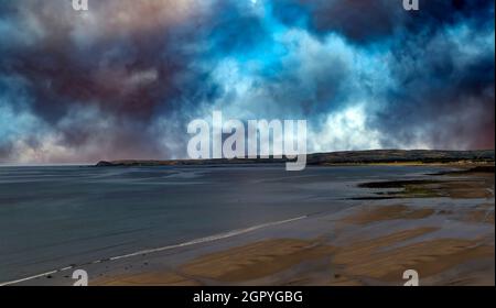 Paysage de nuages colorés au-dessus de la baie de Dungarvan avec Helvic Head dans la distance.County Waterford, Irlande. Banque D'Images