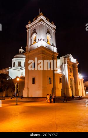 SANTA MARTA, COLOMBIE - 25 AOÛT 2015 : Cathédrale de Santa Marta dans la soirée. Banque D'Images