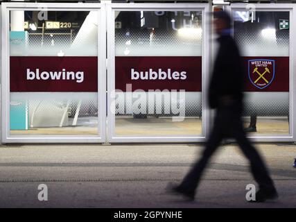 Londres, Royaume-Uni. 30 septembre 2021. Les fans arrivent au stade avant le match de l'UEFA Europa League au stade de Londres. Le crédit photo devrait se lire: Paul Terry/Sportimage crédit: Sportimage/Alay Live News Banque D'Images