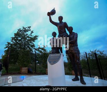 Londres, Royaume-Uni. 30 septembre 2021. Une statue des anciens joueurs de West Ham Utd Martin Peters, Bobby Moore et Geoff Hurst basée de la nuit où ils ont remporté la finale de la coupe des champions de l'Europe 1965 lors du match de l'UEFA Europa League au stade de Londres, à Londres. Le crédit photo devrait se lire: Paul Terry/Sportimage crédit: Sportimage/Alay Live News Banque D'Images