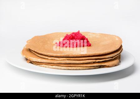 Blinis (crêpes au caviar rouge typique du carnaval russe) Banque D'Images