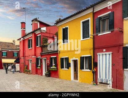 Maisons colorées sur l'île de Burano, Italie Banque D'Images