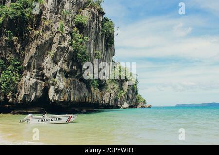 BATEAU FLOTTANT SUR LA MER SUR L'ASIE DU SUD-EST Banque D'Images