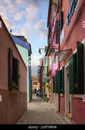 Maisons colorées sur l'île de Burano, Italie Banque D'Images