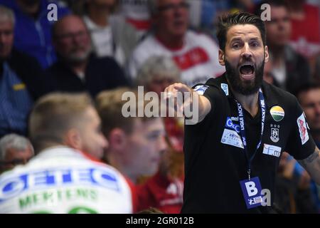 Kassel, Allemagne. 30 septembre 2021. Handball: Bundesliga, MT Melsungen - SC Magdeburg, Matchday 6 à Rothenbach-Halle. L'entraîneur de Magdeburg, Bennett Wiegert gestes. Credit: Swen Pförtner/dpa/Alay Live News Banque D'Images