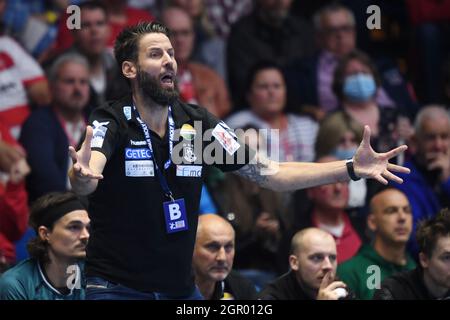 Kassel, Allemagne. 30 septembre 2021. Handball: Bundesliga, MT Melsungen - SC Magdeburg, Matchday 6 à Rothenbach-Halle. L'entraîneur de Magdeburg, Bennett Wiegert gestes. Credit: Swen Pförtner/dpa/Alay Live News Banque D'Images