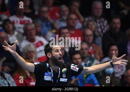 Kassel, Allemagne. 30 septembre 2021. Handball: Bundesliga, MT Melsungen - SC Magdeburg, Matchday 6 à Rothenbach-Halle. L'entraîneur de Magdeburg, Bennett Wiegert gestes. Credit: Swen Pförtner/dpa/Alay Live News Banque D'Images