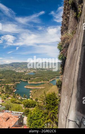 Roche raide de Piedra del Penol, Colombie. Lac barrage de Guatape en arrière-plan. Banque D'Images