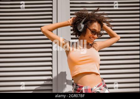 Une femme souriante dans un casque qui se sent appréciée Banque D'Images