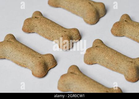 Photo de bonbons de chien sous forme d'os sur fond blanc Banque D'Images