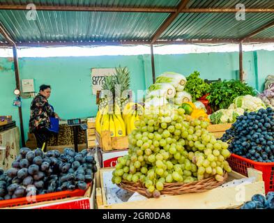 Raisins, ananas exposés au marché de bazar de rue dans la vieille ville de Kyzyl-Orda, Kazakhstan, Asie centrale Banque D'Images