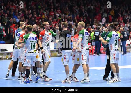 Kassel, Allemagne. 30 septembre 2021. Handball: Bundesliga, MT Melsungen - SC Magdeburg, Matchday 6 à Rothenbach-Halle. Les joueurs de Magdeburg applaudissent après le match. Credit: Swen Pförtner/dpa/Alay Live News Banque D'Images