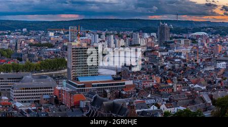 Panorama HDR avec une vue imprenable sur la ville belge de Liège pendant un coucher de soleil coloré et en arrière-plan un ciel spectaculaire avec des nuages Banque D'Images