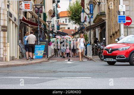 Touristes dans la rue du Port-Vieux, Biarritz, Pyrénées-Atlantiques, France Banque D'Images