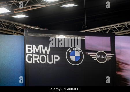 Barcelone, Espagne. 30 septembre 2021. Le logo du groupe BMW Mini vu au salon automobile de Barcelone 2021.après deux ans de suspension en raison de la pandémie Covid-19, le concours automobile Barcelona 2021 ouvre ses portes du 2 au 10 octobre au lieu Fira de Barcelona Montjüic. Crédit : SOPA Images Limited/Alamy Live News Banque D'Images