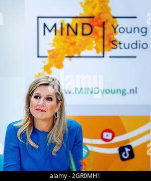 DEN HAAG - Koningin Mxima en staatssecretaris Blokhuis van Volksgezondheid, Welzijn en Sport hebben woensdagmidag 29 september een bezoek gebracht aan MIND. MIND zet zich in voor een psychische gezonde samenleving en voor ondersteuning, begrip en goede zorg bij psygische problemen. Het bezoek stond in het teken van de psygische gezondheid van jongeren de rol van ervaringsdeskundigen in en rond het onderwijs. OK de rol van de gemeente kwam aan bod. Het werkbezoek vond plaats op het Maris College Kijkduin à Den Haag. Foto: Patrick van Katwijk Banque D'Images