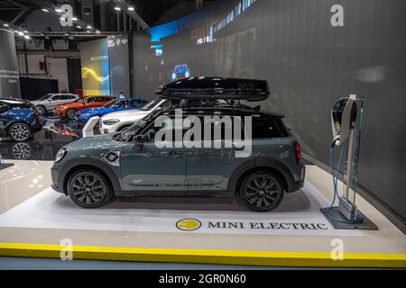 Barcelone, Espagne. 30 septembre 2021. Le stand du groupe BMW (BMW et Mini) vu au salon de l'automobile Barcelone 2021.après deux ans de suspension en raison de la pandémie Covid-19, le concours automobile Barcelona 2021 ouvre ses portes du 2 au 10 octobre au lieu Fira de Barcelona Montjüic. Crédit : SOPA Images Limited/Alamy Live News Banque D'Images