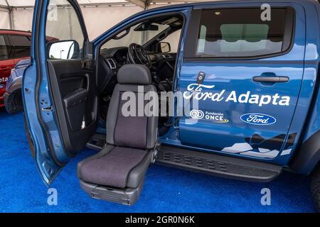 Barcelone, Espagne. 30 septembre 2021. Un modèle de voiture adapté aux personnes à mobilité réduite du fabricant Ford vu au salon de l'automobile Barcelone 2021.après deux ans de suspension en raison de la pandémie Covid-19, Le concours automobile Barcelona 2021 ouvre ses portes du 2 au 10 octobre au lieu Fira de Barcelona Montjüic. Crédit : SOPA Images Limited/Alamy Live News Banque D'Images