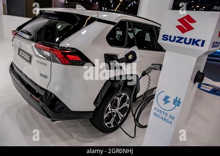 Barcelone, Espagne. 30 septembre 2021. Le stand du constructeur automobile Suzuki vu au salon de l'automobile Barcelone 2021.après deux ans de suspension en raison de la pandémie de Covid-19, le concours automobile Barcelona 2021 ouvre ses portes du 2 au 10 octobre au lieu Fira de Barcelona Montjüic. Crédit : SOPA Images Limited/Alamy Live News Banque D'Images