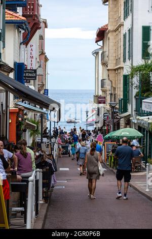 Touristes dans la rue du Port-Vieux, Biarritz, Pyrénées-Atlantiques, France Banque D'Images