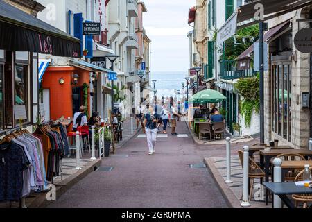 Touristes dans la rue du Port-Vieux, Biarritz, Pyrénées-Atlantiques, France Banque D'Images