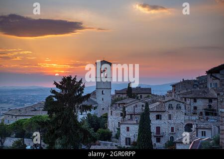 Coucher de soleil d'Assise, province de Pérouse, Ombrie, Italie. Vue panoramique sur la ville de San Francesco Banque D'Images